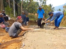 Gotong Royong Warga Perbaiki Jalan Rusak di Pelosok Tasikmalaya