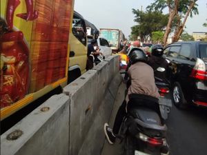Warga Terjebak Macet di Daan Mogot Buntut Perbaikan Jalan dan Lawan Arah