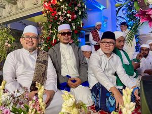 Salat Subuh Bareng Jemaah Se-Jabodetabek, Zulhas: Semoga Berkah-RI Damai Salat Subuh Bareng Jemaah Se-Jabodetabek, Zulhas: Semoga Berkah-RI Damai