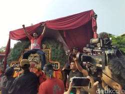 Panggung Ganjar Meriah Dihadiri Ribuan Relawan, Maruarar Sirait Naik Reog