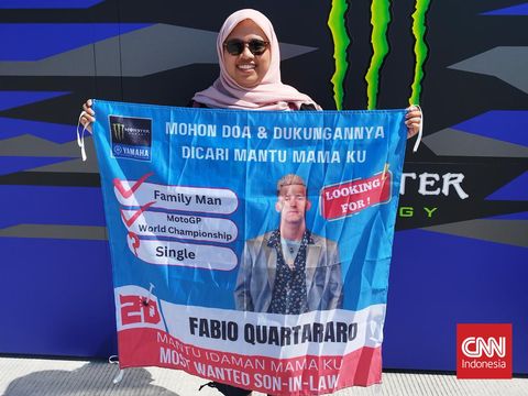 Ayu Nadifah, asal Klaten, Jawa tengah, penggemar setia pembalap MotoGP Fabio Quartararo yang ditemui di Sirkuit Mandalika, Sabtu (14/10). (CNNIndonesia/Jun Mahares)