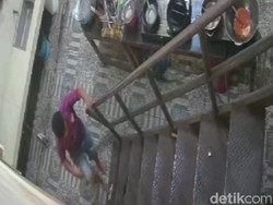 Terekam CCTV! Aksi Perampok Gasak Rp 95 Juta di RM Purwakarta