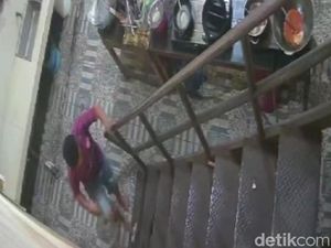 Terekam CCTV! Aksi Perampok Gasak Rp 95 Juta di RM Purwakarta Terekam CCTV! Aksi Perampok Gasak Rp 95 Juta di RM Purwakarta