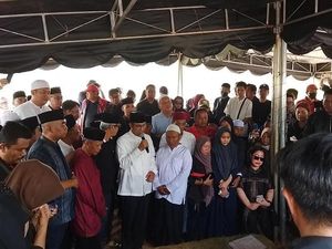 Anies Hadiri Pemakaman Politikus PDIP Gembong Warsono: Beliau Orang Baik