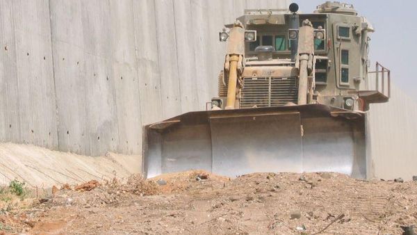 Wujud Sangar Buldoser Monster Milik Israel Tak Tembus Senjata