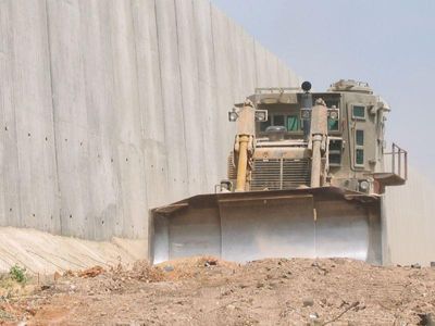 Wujud Sangar Buldoser Monster Milik Israel Tak Tembus Senjata