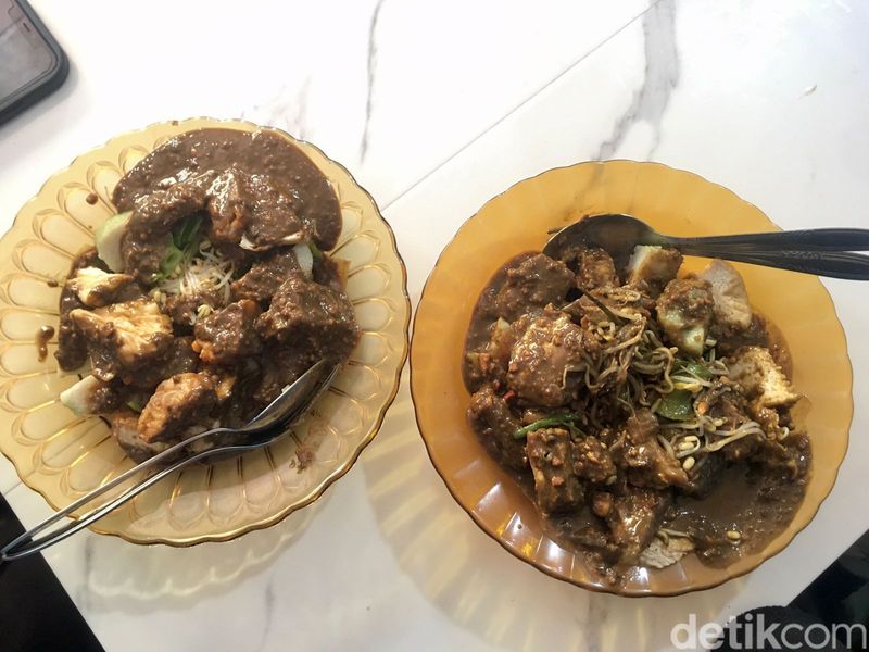 Cita rasa khas Rujak Cingur Joko Dolog Surabaya