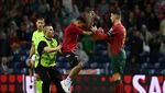 Foto: Cristiano Ronaldo Diajak Selfie Penyusup Lapangan