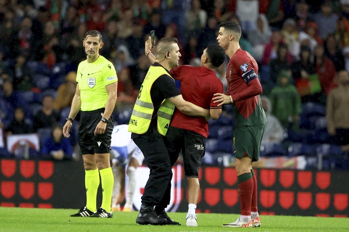 Cristiano Ronaldo, Selfie Penyusup Lapangan Soccer Football - Euro 2024 Qualifier - Group J - Portugal v Slovakia - Estadio do Dragao, Porto, Portugal - October 13, 2023
Young pitch invader takes a selfie with Portugal's Cristiano Ronaldo during the match before being detained by a steward REUTERS/Pedro Nunes