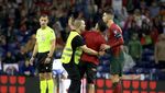 Foto: Cristiano Ronaldo Diajak Selfie Penyusup Lapangan