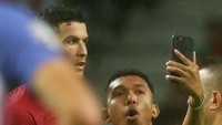 Keinginan selfie si penyusup lapangan terwujud. Foto: REUTERS/PEDRO NUNES