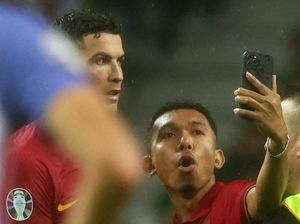 Foto: Cristiano Ronaldo Diajak Selfie Penyusup Lapangan