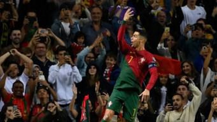 Portugals forward #07 Cristiano Ronaldo celebrates after scoring his teams second goal during the EURO 2024 first round group A qualifying football match between Portugal and Slovakia at the Dragao stadium in Porto on October 13, 2023. (Photo by MIGUEL RIOPA / AFP)