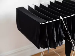 Punya Pakaian Hitam di Rumah? Begini Cara Cucinya Biar Nggak Gampang Pudar