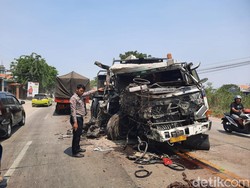 Dua Truk Adu Moncong di Gresik, Satu Sopir Tewas Tergencet