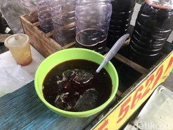 Segar! Es Tape Ketan Hitam Cak Uut Buat Halau Panasnya Surabaya