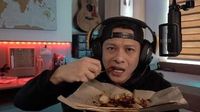 Gaya Ariel NOAH Saat Makan Makan Sate hingga Ngopi Santai di Belanda