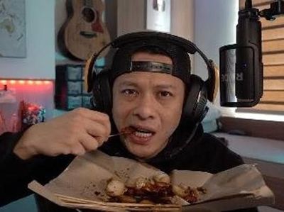 Gaya Ariel NOAH Saat Makan Makan Sate hingga Ngopi Santai di Belanda
