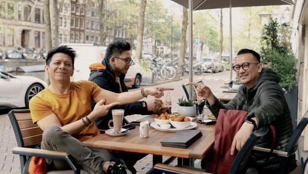 Gaya Ariel NOAH Saat Makan Makan Sate hingga Ngopi Santai di Belanda