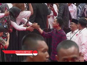 Momen Gibran Salami Relawan dan Ketum Parpol saat Tiba di Rakernas Projo