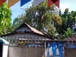 Ulah Emak-emak Sebar Hoax Hujan Cuma Guyur Rumah Kiai di Makassar