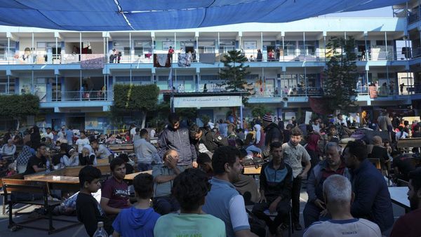 Hindari Serangan Israel, Warga Palestina Ngungsi ke Sekolah