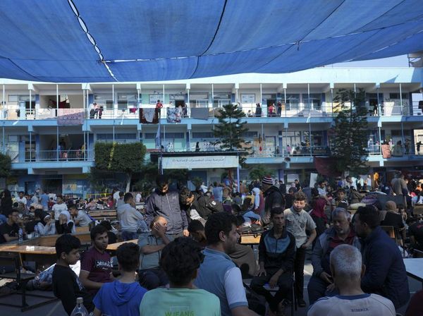 Hindari Serangan Israel, Warga Palestina Ngungsi ke Sekolah