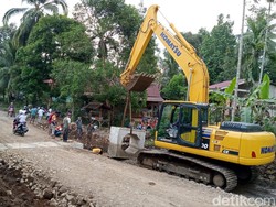 Jalan Rusak yang Dipakai Warga Lomba Mancing Akhirnya Diperbaiki