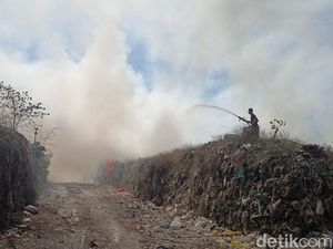 1 Hektare Tumpukan Sampah di TPA Mandung Tabanan Kebakaran