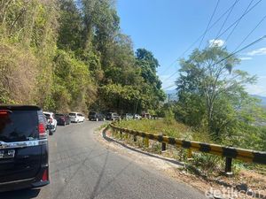 18 Jam Jalan Poros Maros-Bone Macet gegara Truk Mogok, Antrean Mengular 7 Km 18 Jam Jalan Poros Maros-Bone Macet gegara Truk Mogok, Antrean Mengular 7 Km