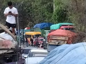 2 Truk Mogok di Jalan Poros Maros-Bone Picu Kemacetan 3 Kilometer 2 Truk Mogok di Jalan Poros Maros-Bone Picu Kemacetan 3 Kilometer