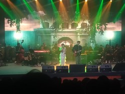 Penonton Berdansa dan Bernostalgia di Konser Jejak Candra Darusman