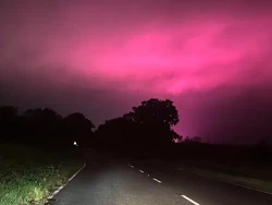 Langit Pink Selimuti Kota Ini, Apa Penyebabnya?