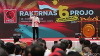 Momen Jokowi Buka Rakernas VI Projo di Indonesia Arena