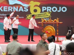 Momen Jokowi Pukul Gong 8 Kali di Rakernas Projo Jadi Sorotan