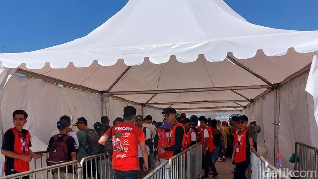 Suasana di Sirkuit Mandalika pada hari Sabtu pagi (14/10) dalam ajang MotoGP Indonesia 2023.