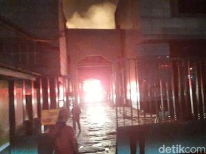 Sudah 3 Jam, Pemadaman Pabrik Kertas di Kudus Terkendala Angin Kencang Sudah 3 Jam, Pemadaman Pabrik Kertas di Kudus Terkendala Angin Kencang