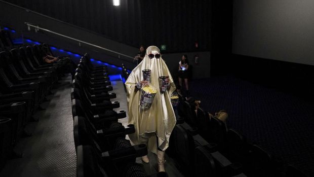 Penggemar Antusias Menonton Film Konser Taylor Swift A fan wears a costume inspired by Taylor Swift's song