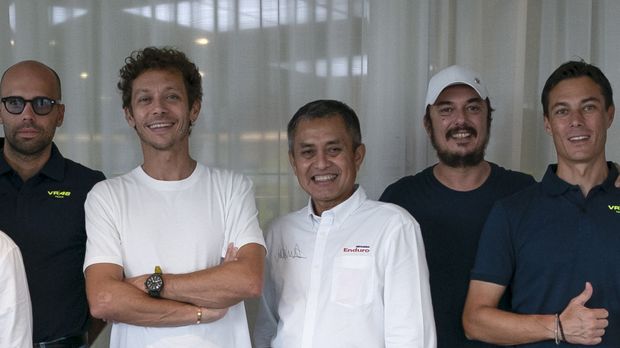 Direktur Utama Pertamina Lubricants Werry Prayogi dan Valentino Rossi.