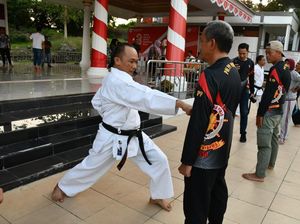 Tanamkan Kedisiplinan, Pj Gubernur Sulbar Ajak ASN Latihan Karate Tanamkan Kedisiplinan, Pj Gubernur Sulbar Ajak ASN Latihan Karate