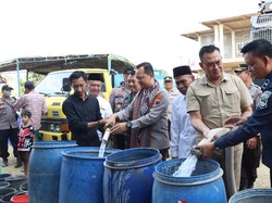 Warga Tedunan Jepara Alami Kekeringan, Polisi Bantu Salurkan Air Bersih