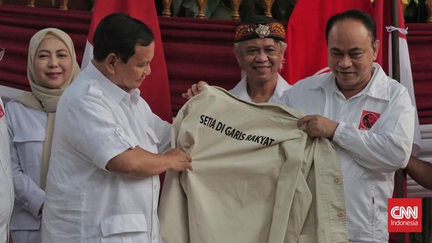 Ketua Umun Projo Budi Arie secara resmi memberikan dukungan pada Cawapres Koalisi Indonesia Bersatu Prabowo Subianto di rumah Kartanegara. Jakarta, Sabtu, 14 Oktober 2023. (CNN Indonesia/Adhi Wicaksono)