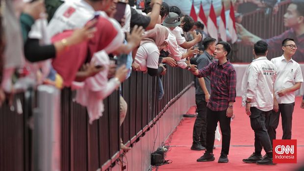 Putra sulung Presiden Jokowi yang juga Wali Kota Solo Gibran Rakabuming Raka hadir di Rakernas Projo di Indonesia Arena, Jakarta, Sabtu, 14 Oktober 2023. (CNN Indonesia/Adhi Wicaksono)