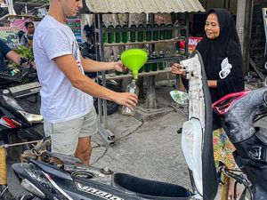 Viral Rider Moto2 Marcos Ramirez Beli Bensin Eceran di Kuta Mandalika Viral Rider Moto2 Marcos Ramirez Beli Bensin Eceran di Kuta Mandalika