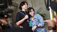 Hesti Purwadinata dan Edo Borne Semringah Dampingi Anak Rilis Single Perdana