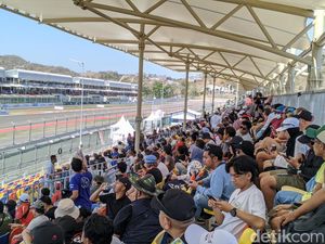 Jelang Sprint Race MotoGP, Ribuan Penonton Padati Sirkuit Mandalika