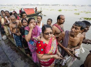 Umat Hindu India Berkumpul di Tepi Sungai Peringati Hari Mahalaya