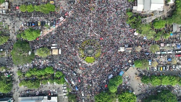 Sebanyak 1,2 juta orang diklaim menghadiri acara Mlaku Bareng Bakal Capres Anies Baswedan - Cawapres Muhaimin Iskandar atau Cak Imin (AMIN), di Jalan Pahlawan, Sidoarjo, Jawa Timur, Minggu (15/10).