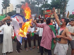 Aksi Bela Palestina di Tugu Kujang Bogor, Massa Bakar Bendera Israel