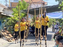 Kampung Egrang Jambangan Ajak Anak-anak Lestarikan Permainan Tradisional